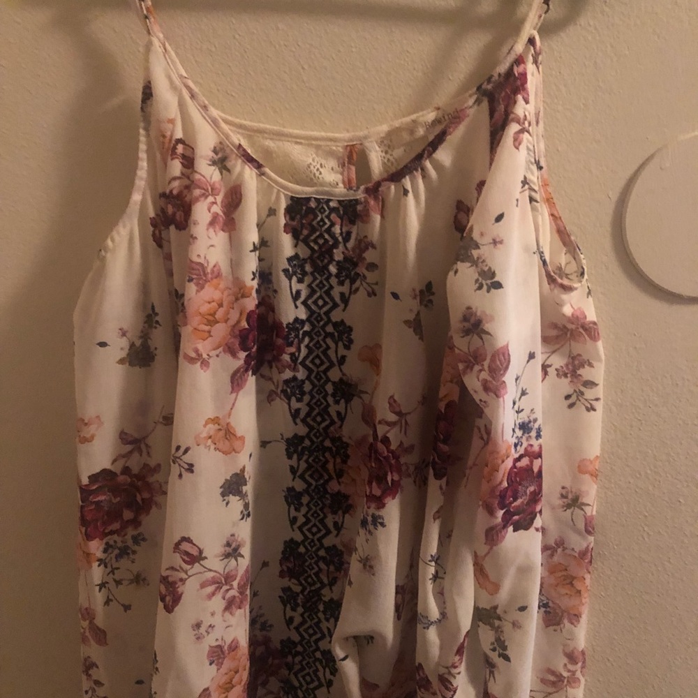Cute floral blouse with shoulder opening